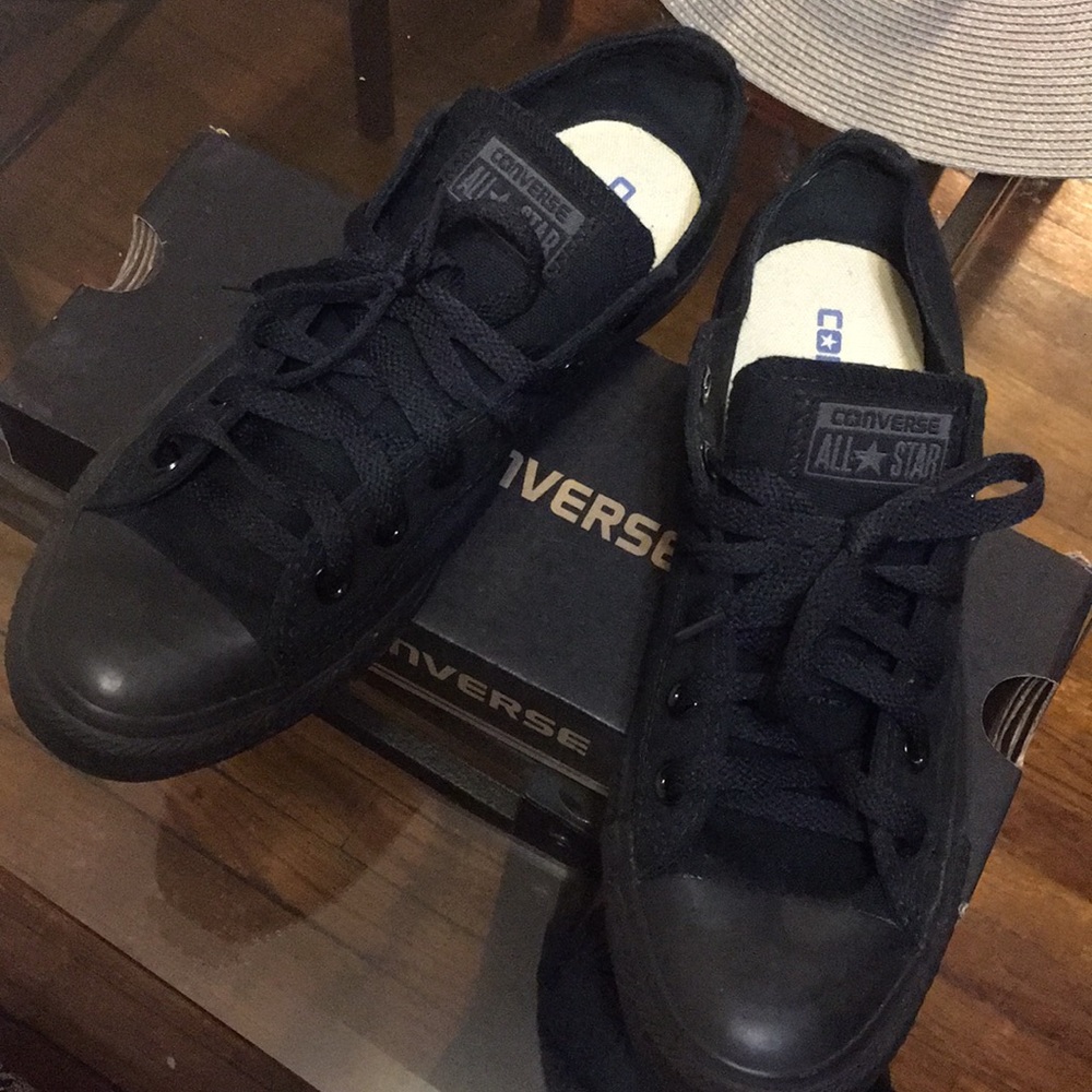 Black low top converse